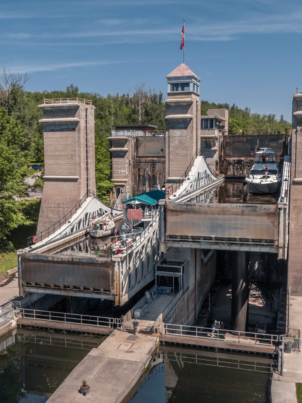 The Peterborough liftlock, with one basin rising and the other falling